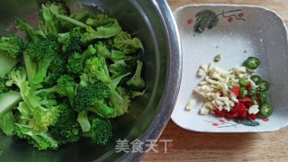 西兰花拌鸡丝的做法步骤：1
