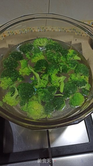 西兰花拌鸡丝的做法步骤：3