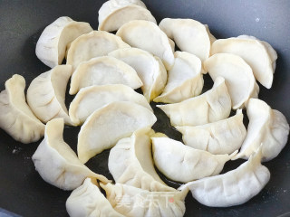 猪肉白菜煎饺的做法步骤：10