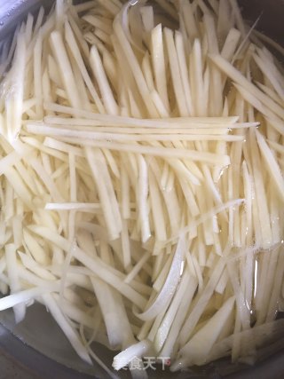 胡萝卜土豆炒烧肉的做法步骤：1