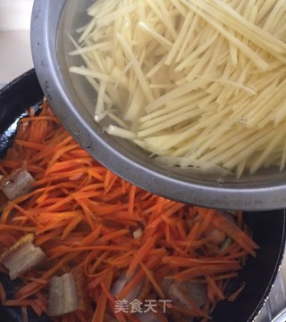胡萝卜土豆炒烧肉的做法步骤：6