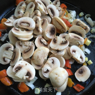 西兰花炒口蘑的做法步骤：7