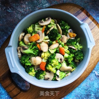 西兰花炒口蘑的做法步骤：12