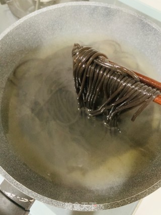 凉拌香菜蕨根粉的做法步骤：1