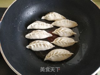 韭菜粉条木耳肉锅贴的做法步骤：9