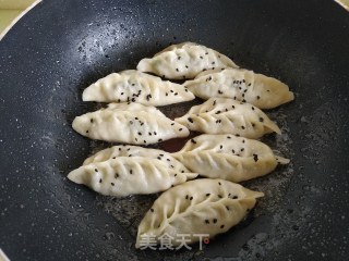韭菜粉条木耳肉锅贴的做法步骤：12