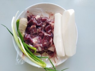 萝卜炖牛腩的做法步骤：1