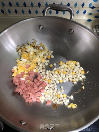玉米生菜蛋炒饭的做法步骤：3