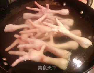 #红色吉祥菜#麻辣啤酒凤爪的做法步骤：2