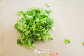 9个月以上鸡蛋炒青菜的做法步骤：1
