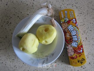 鲍鱼酱炖土豆的做法步骤：1