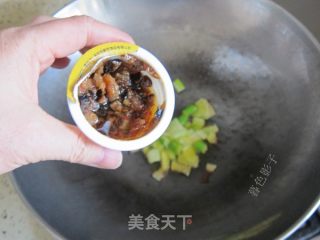 鲍鱼酱炖土豆的做法步骤：2