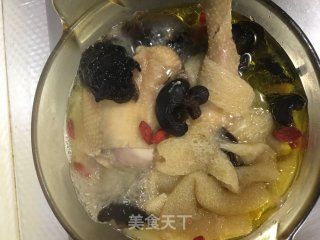 陈皮枸杞木耳竹荪鸡汤的做法步骤：7