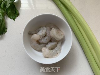 芹菜炒虾仁的做法步骤：1