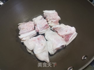 软烂的猪手炖粉条的做法步骤：2