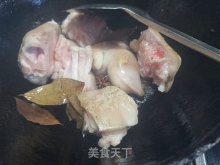 软烂的猪手炖粉条的做法步骤：6