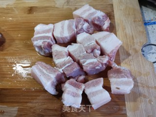 咸肉炖五花肉和鸡翅根的做法步骤：1