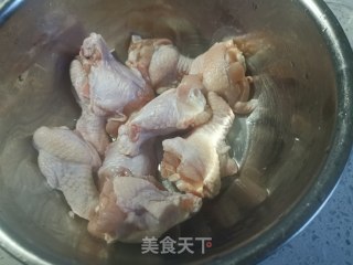 咸肉炖五花肉和鸡翅根的做法步骤：2