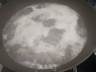 咸肉炖五花肉和鸡翅根的做法步骤：5