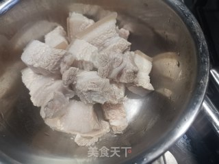 咸肉炖五花肉和鸡翅根的做法步骤：6
