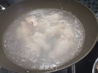 咸肉炖五花肉和鸡翅根的做法步骤：7