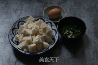 香煎馒头丁的做法步骤：1