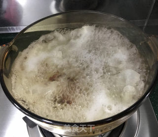 桃胶藏红花雪梨银耳汤的做法步骤：6
