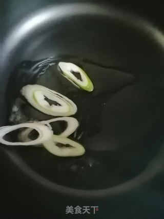 金针肥牛汤的做法步骤：5