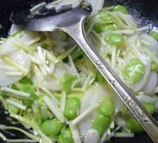 韭菜芽蚕豆炒年糕的做法步骤：8
