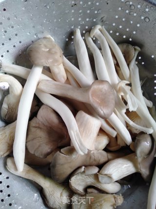 菌菇豆腐汤的做法步骤：1