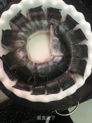 酸菜咸梅蒸鳗鱼的做法步骤：4