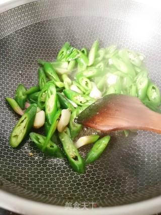 青椒蒜苗煨荷包蛋的做法步骤：6