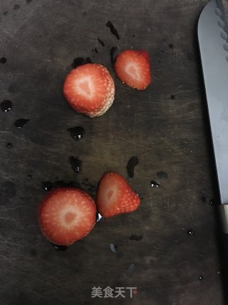 草莓圣诞老人糖葫芦的做法步骤：2