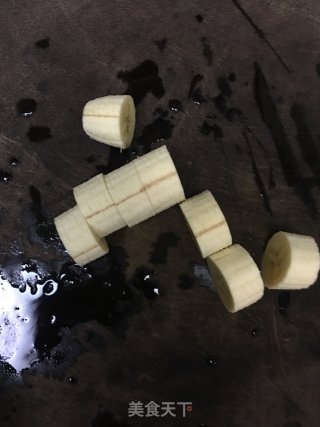草莓圣诞老人糖葫芦的做法步骤：3