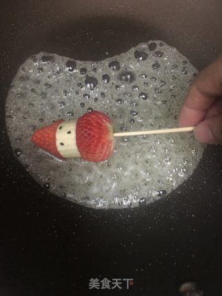 草莓圣诞老人糖葫芦的做法步骤：7