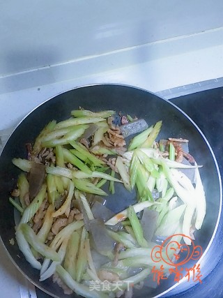 西芹魔芋的做法步骤：6