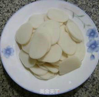 麻辣香肠青菜炒年糕的做法步骤：1
