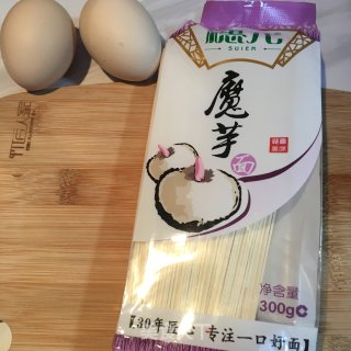 青菜荷包蛋高汤面的做法步骤：1