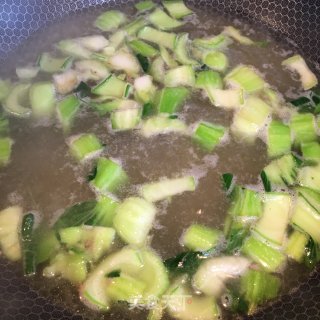 青菜荷包蛋高汤面的做法步骤：6