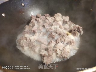 萝卜炖牛腩的做法步骤：2
