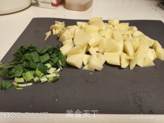 土豆炖牛腩的做法步骤：1