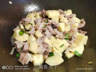 土豆炖牛腩的做法步骤：4