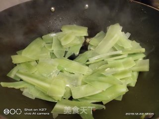 鸡胸肉炒莴笋的做法步骤：3