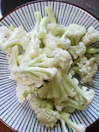 炒花菜的做法步骤：1