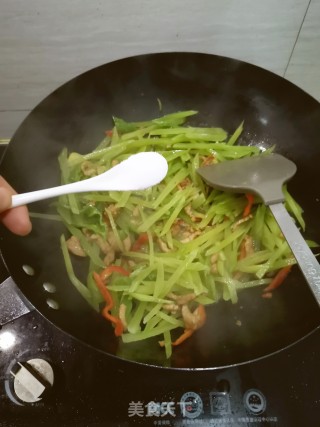 三色莴笋丝的做法步骤：6