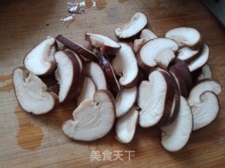 香菇炒豆泡的做法步骤：4