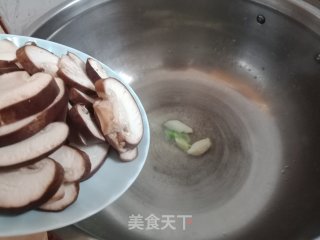 香菇炒豆泡的做法步骤：6