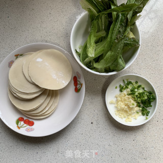 饺子皮油泼面的做法步骤：1