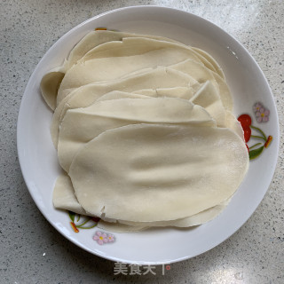 饺子皮油泼面的做法步骤：2