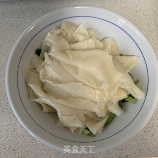 饺子皮油泼面的做法步骤：4